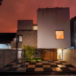 Fitted House / Bahtera Associates. Image © Pandji Adidjojo